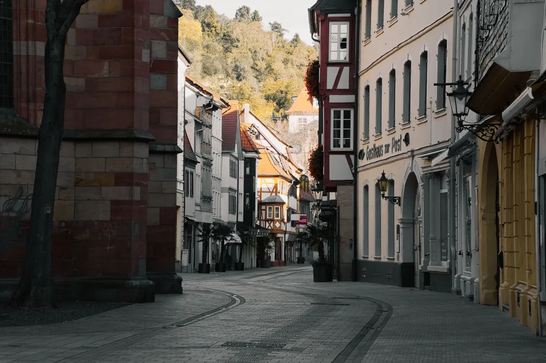 Ruhige Altstadtgasse mit Fachwerkhäusern und leerem Kopfsteinpflaster